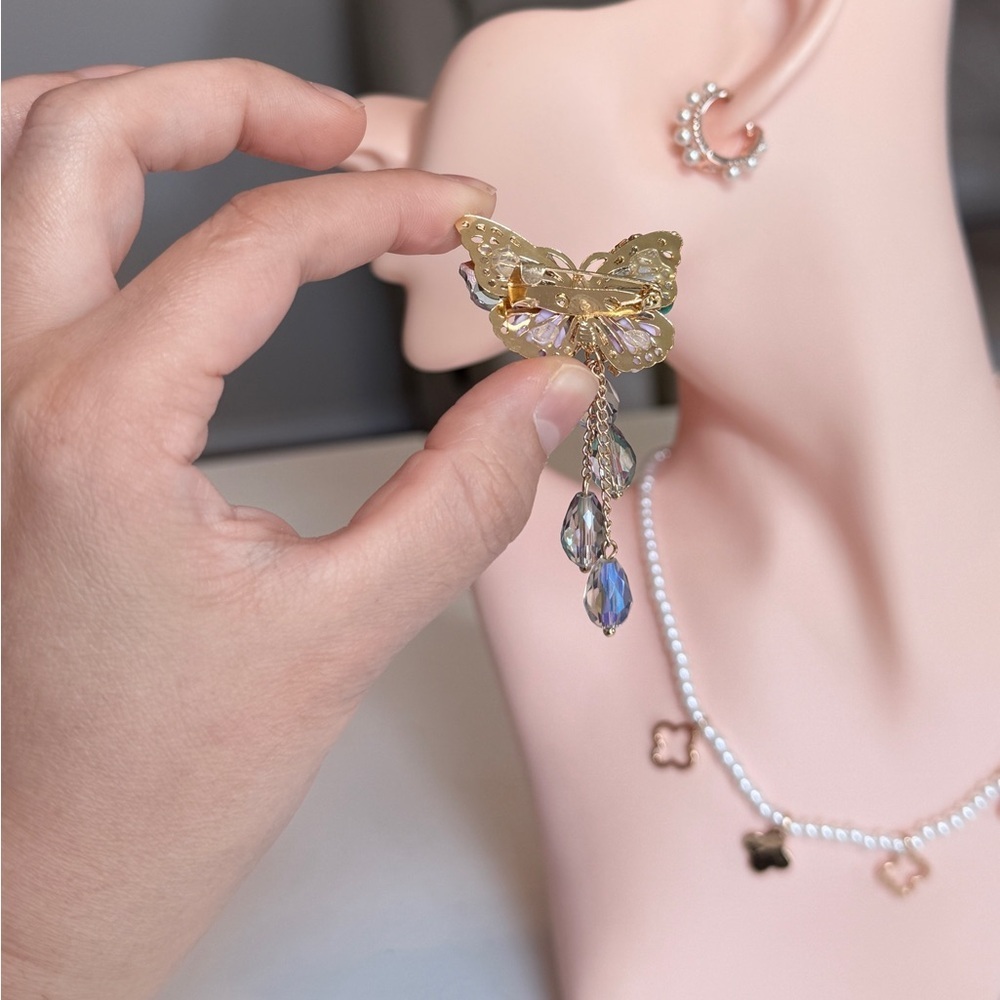 Elegant Butterfly Drop Brooch - Picture 4 of 4